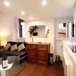 Apartment Charm & Design In Gourmet District