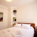 Apartment Charm & Design In Gourmet District Rom